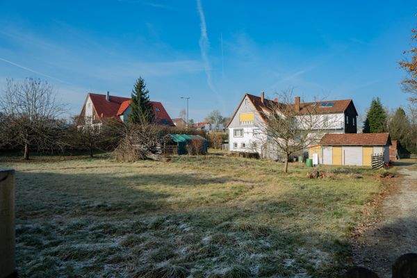 Bauplatz und Hausansicht