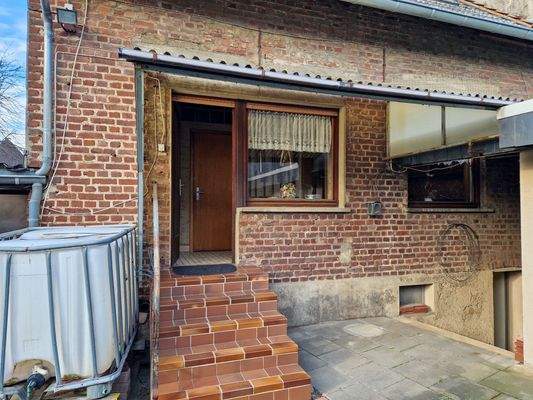 Eingang zum Haupthaus und Treppe zum Keller