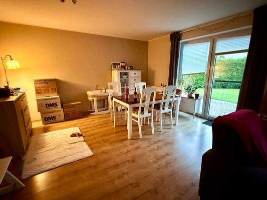 Wohnzimmer mit Zugang zur Terrasse