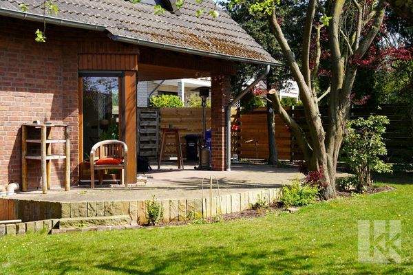 mit überdachter Terrasse