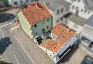 Haus mit Hof und Nebengebäude