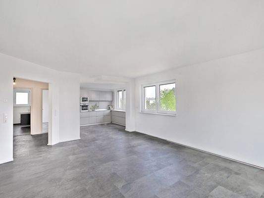 Riesiger, luftiger Wohnbereich mit offener Küche (Einbauküche visualisiert)