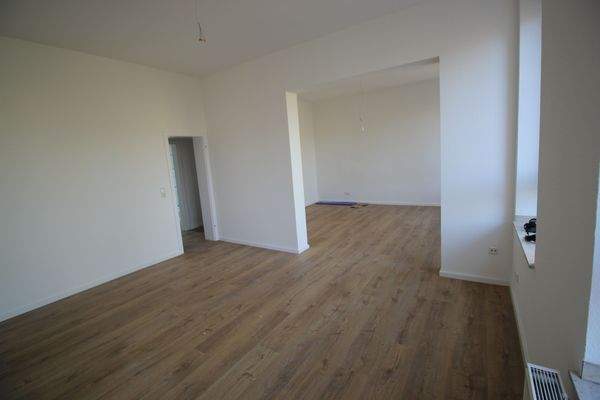 Wohnzimmer mit Durchbruch zum Schlafbereich