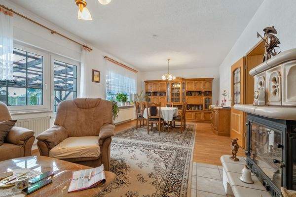 Großzügiges Wohnzimmer mit Essecke und Terrassenzugang