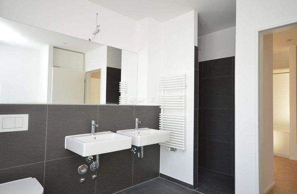 ... Duche und 2 Waschtischen