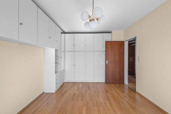 Das Schlafzimmer bietet viel Stauraum