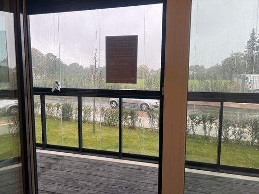 Gewerbeeinheit mit Glasfront