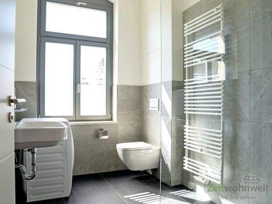 kleines Bad mit Waschmaschine