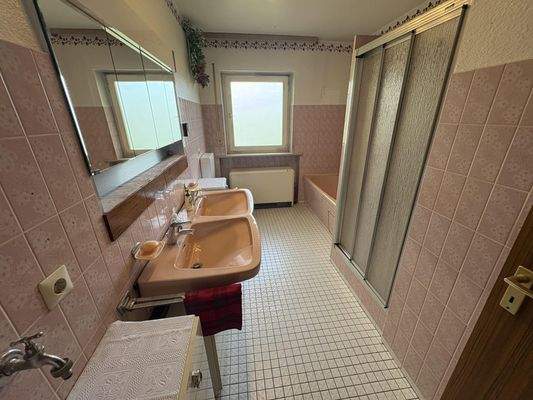 OG: Tageslichtbad mit Badewanne und Dusche