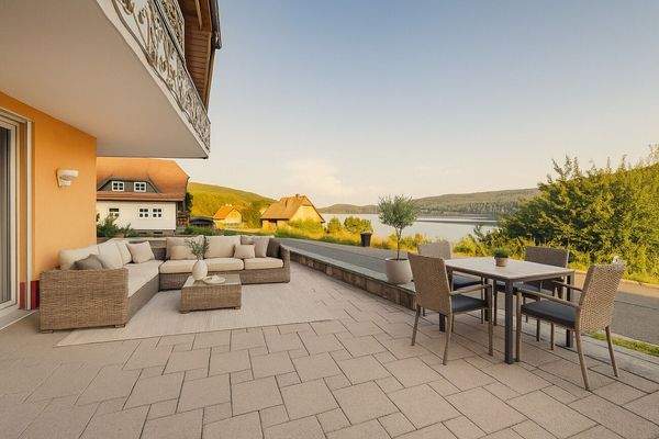 Visualisierung Terrasse Haupthaus mit Seeblick