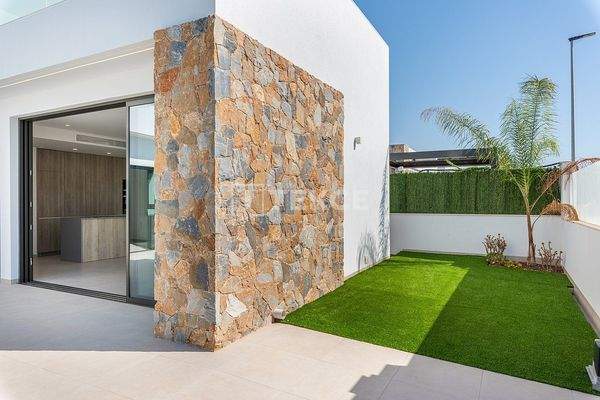 Detached Contemporary Villas near the Beach in Los Alcázares