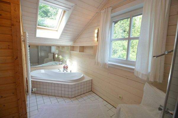 Badezimmer mit Wanne