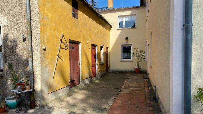 Gang zwischen Wohn- und Nebengebäude