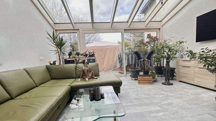 Genehmigter Wintergartenanbau mit Blick in den Garten