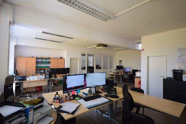 Büro mit heller Decke