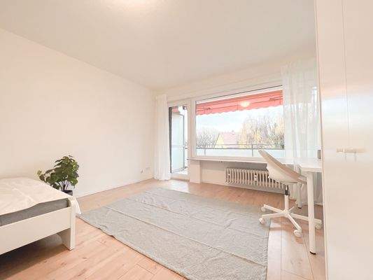 Helles WG-Zimmer mit Balkon