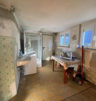 Teilsanierte Waschküche mit Kellerzugang ,Dusche und WM