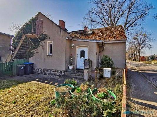 Seitenansicht mit Hauszugang