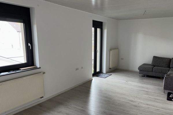 Spiel- oder Kinderzimmer mit Balkonzugang