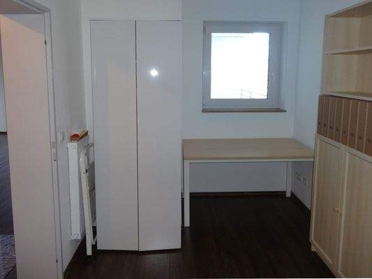 Platz für Tisch und Schrank