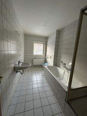 Helles Badezimmer mit Wanne