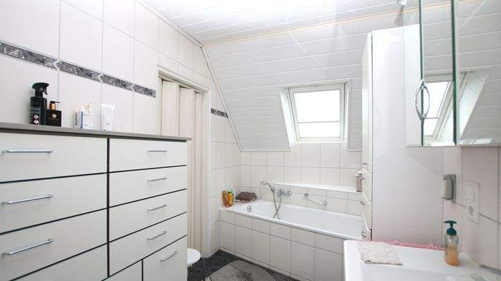 Badezimmer mit Zugang zum Bügelzimmer