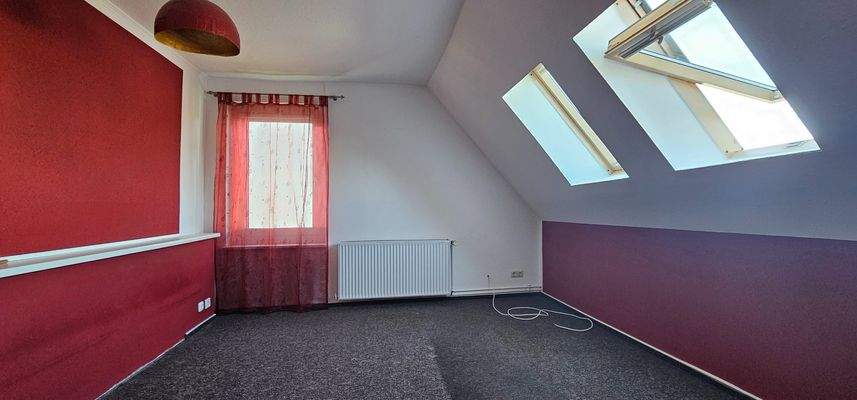 Großes Schlafzimmer mit begehbarem Kleiderschrank links