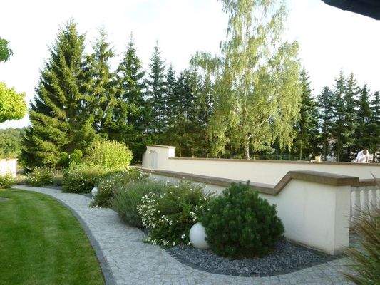 Fußweg zur Garage 2