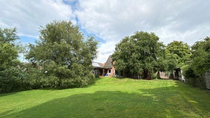 Blick über das Grundstück zum Haus