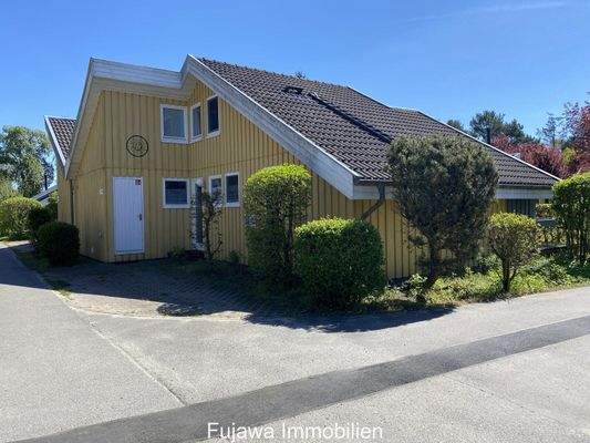 Eingangssansicht mit Stellplatz