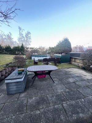 Terrasse im oberen Grundstücksbereich 