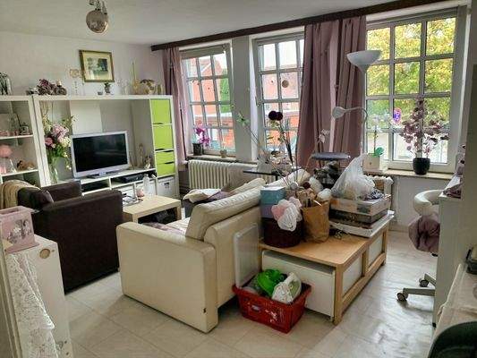 Wohnzimmer DG mit großen Fenstern