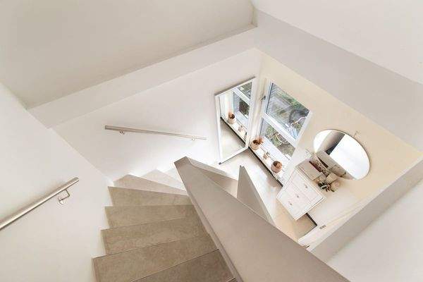 Helle Treppe mit Metallgeländer 