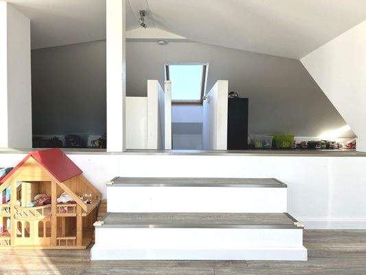 Wohnliche Nutzfläche im Spitzboden