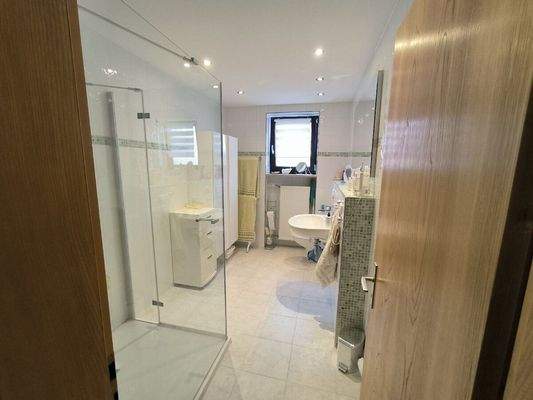 EG - Badezimmer mit Dusche - Ansicht 1