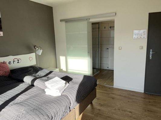 Schlafzimmer 1 mit Bad ensuite