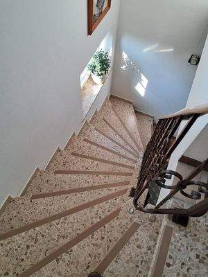 Massive Treppe ins Dachgeschoss