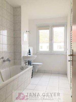 Tageslichtbad mit Wanne