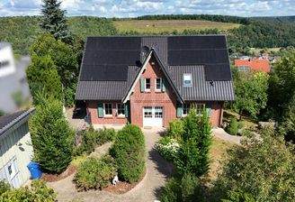 Vorgarten und Hausansicht