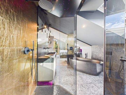 Dampfbad mit Sicht in das Badezimmer