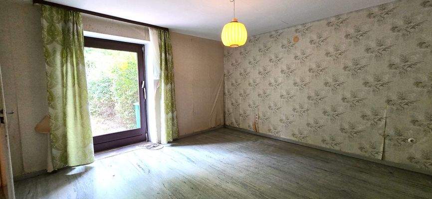 EG: Schlafzimmer mit Blick zur Terrasse