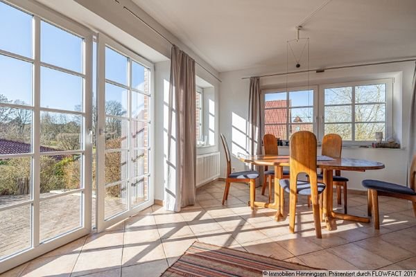 phantastisch hell durch große Fenster