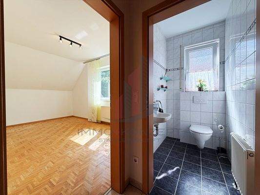 gelangen Sie in ein weiteres Zimmer und WC