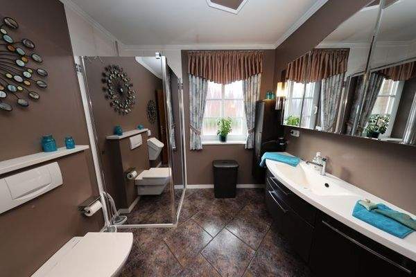 Erdgeschossbadezimmer / Hauswirtschaftsraum