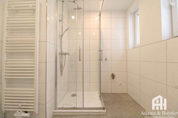 Bad OG Vorderhaus Bild 2