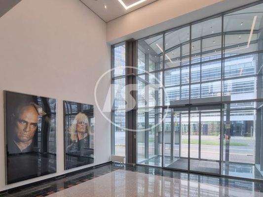 Eingangshalle mit Kunst