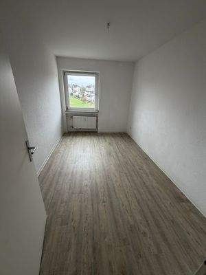 Leeres Zimmer mit Fenster