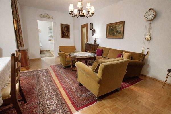 Wohnzimmer mit Blick zur Küche 