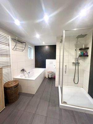 Bad mit Wanne, Dusche und WC (EG)