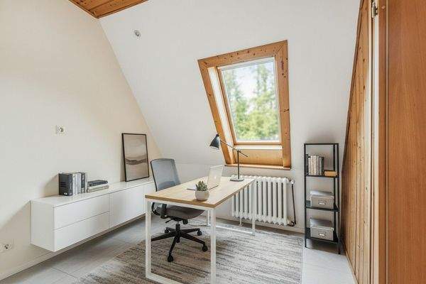 Arbeitszimmer (Einrichtungsbeispiel) im Dachgeschoss 